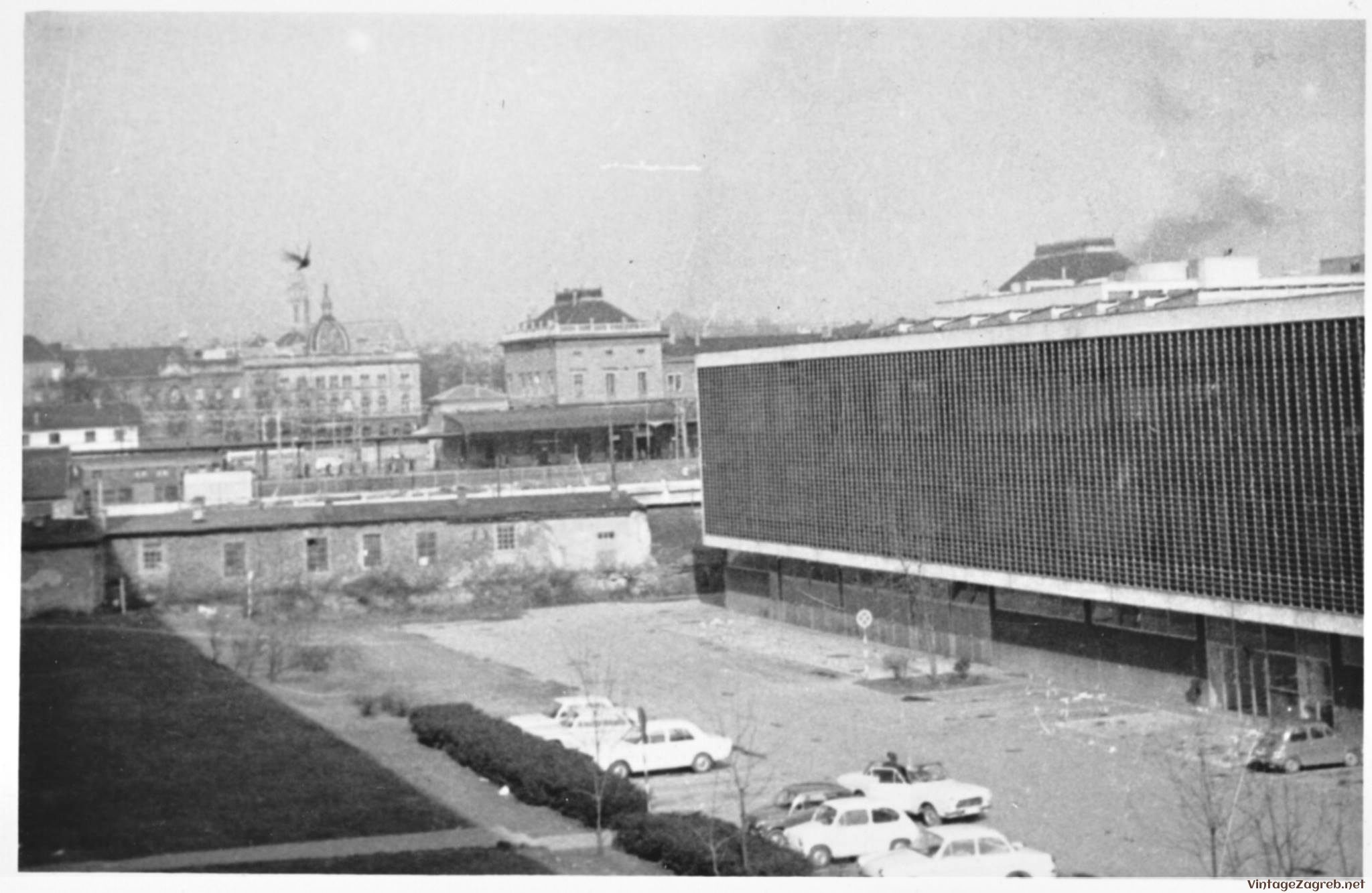 Zgrada Zagrebačke banke u Paromlinskoj i Glavni kolodvor u pozadini — 1973
